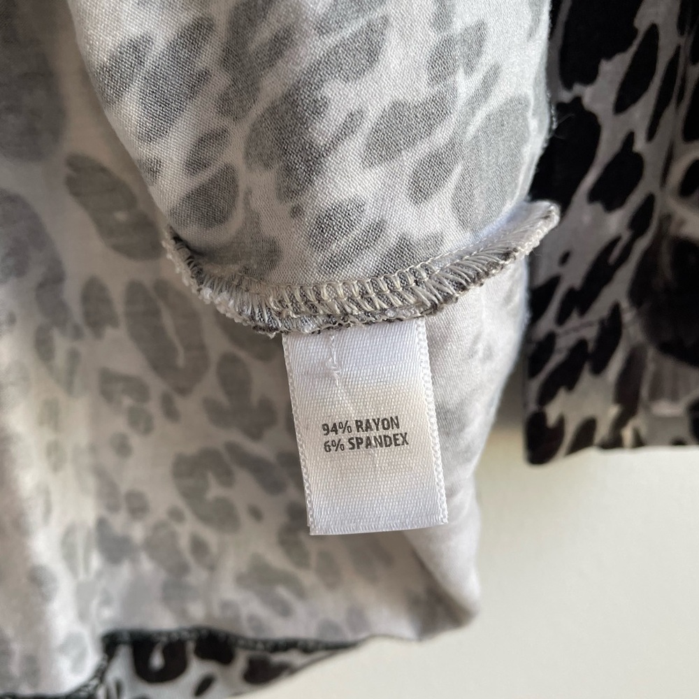 St. John Black and White Animal Print 3/4 Sleeve Knit Shirt Size L - Picture 7 of 7